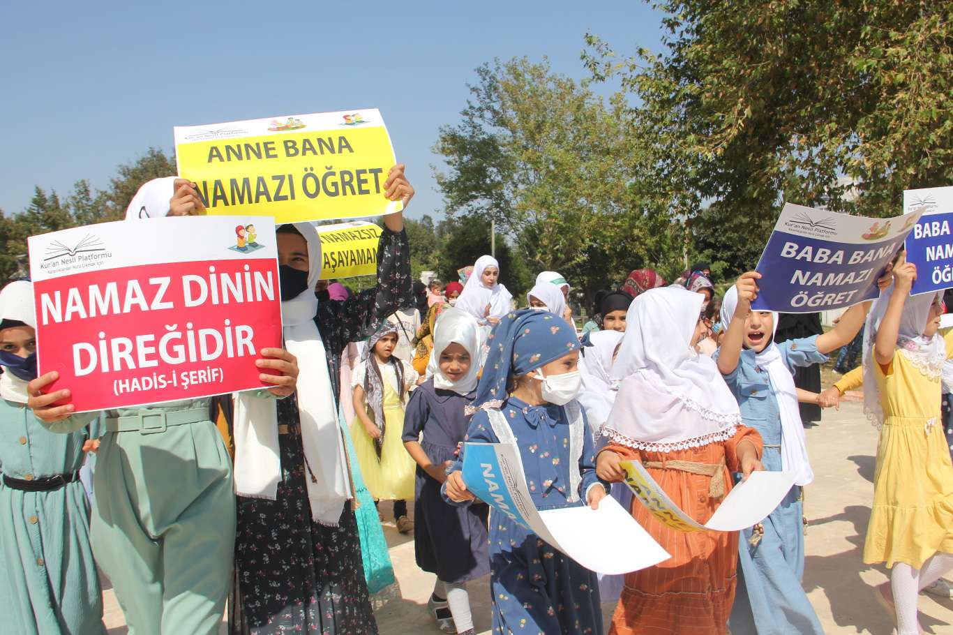 Adana'da yüzlerce çocuk "Hayat Namazla Güzeldir" etkinliğine katıldı
